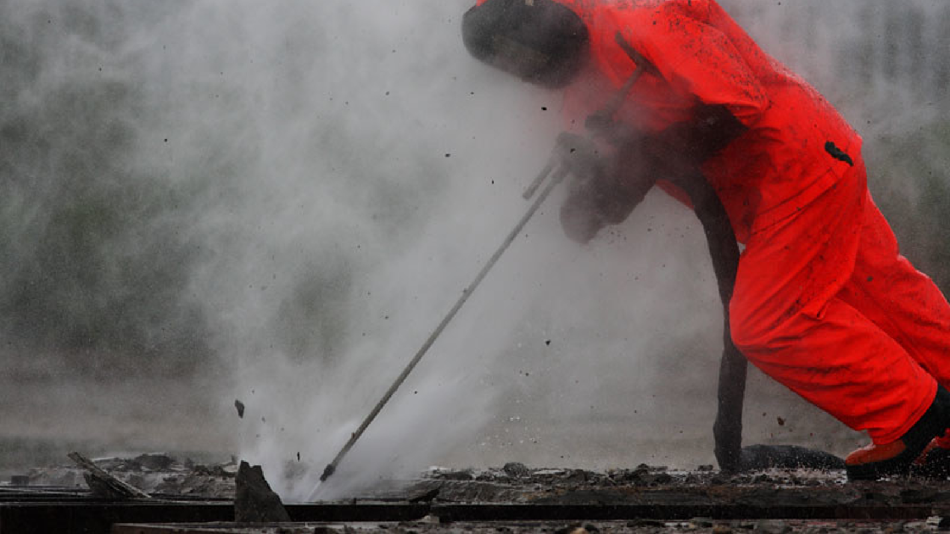 Sabre Jetting employee carrying out high pressure water jetting for concrete removal